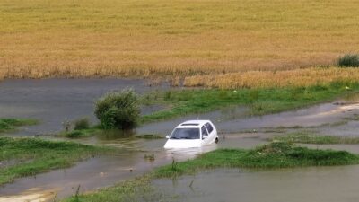 Yer: Bursa… Baraja daldı, otomobili bırakıp gitti