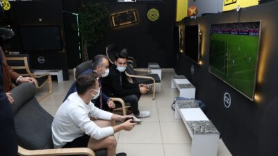 Başkan Aktaş, esnafı gezdi, oyun salonunda playstation oynadı