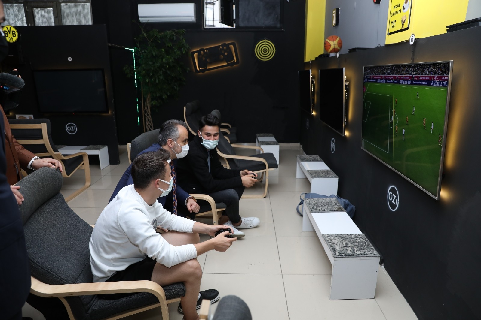 Başkan Aktaş, esnafı gezdi, oyun salonunda playstation oynadı