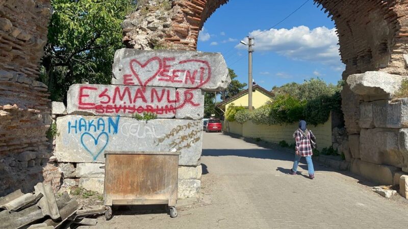 Bursa’da binlerce yıllık surlar ilân-ı aşk tahtasına döndü Bursa’nın İznik ilçesinde gençlerin 2 bin yıllık surlara aşklarını yazması