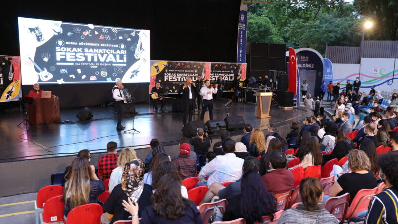 Bursa Sokak Sanatçıları Festivali, final konseriyle sona erdi Bursa Büyükşehir Belediyesi tarafından düzenlenen ve üç gün süren Sokak Sanatçıları