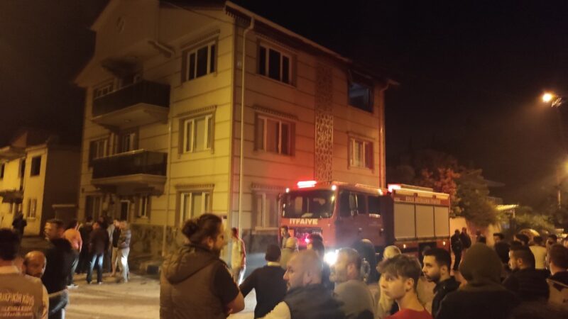 Bursa’da 3 katlı binada korkutan yangın Bursa’da 3 katlı binada gece saatlerinde çıkan yangında evin büyük