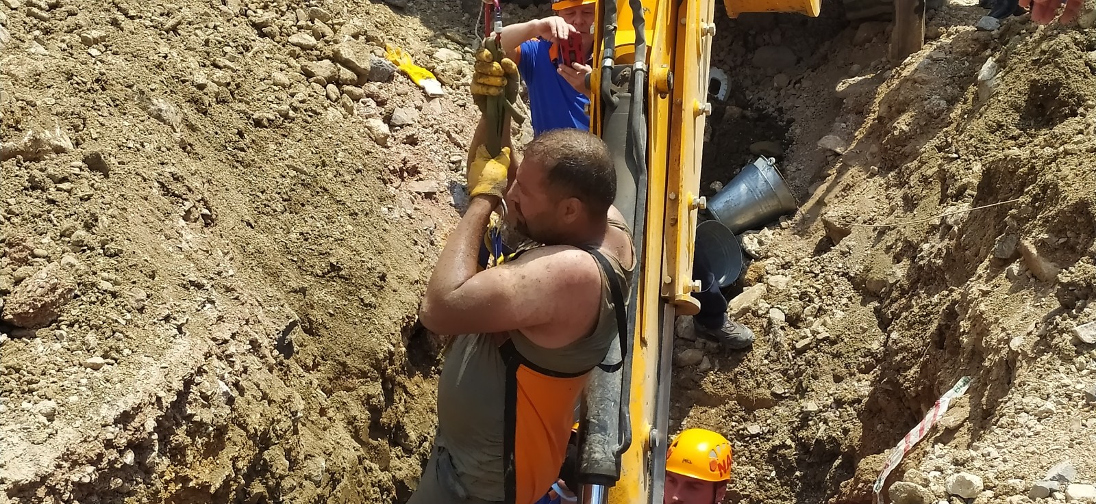 Bursa’da göçükte can pazarı…Bir saat sonra kurtarıldı