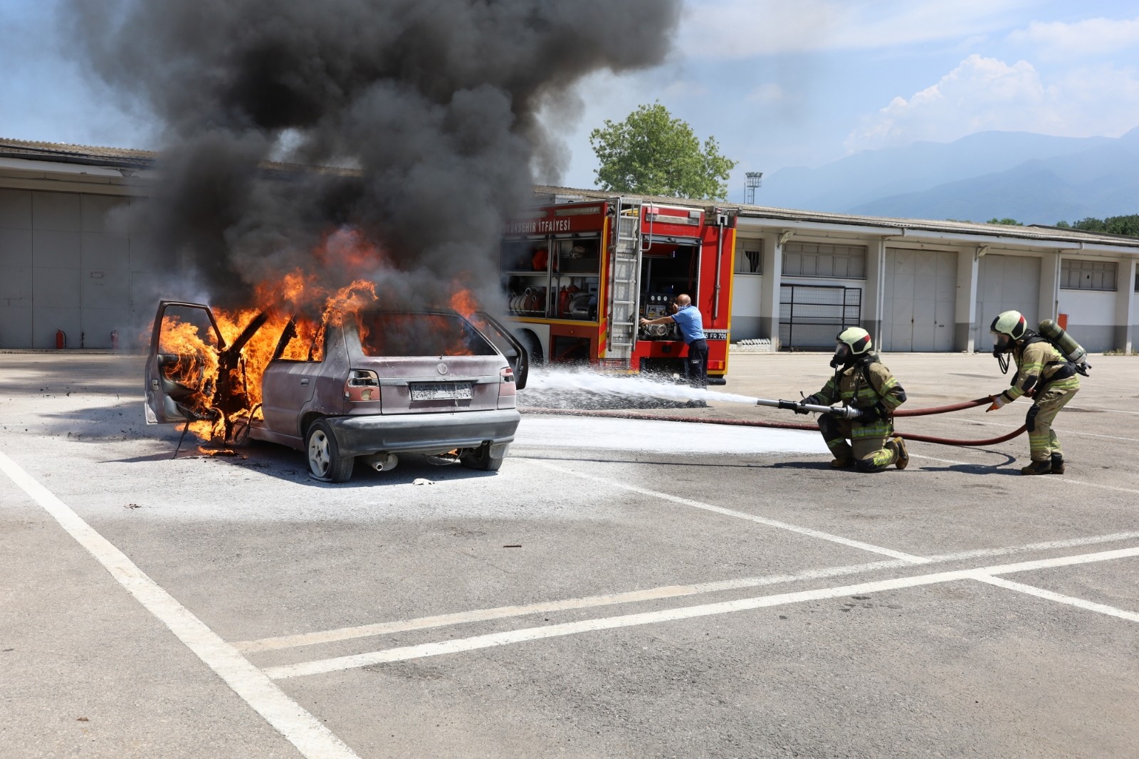 Bursa’da itfaiye ekiplerinden gerçeği aratmaya tatbikat
