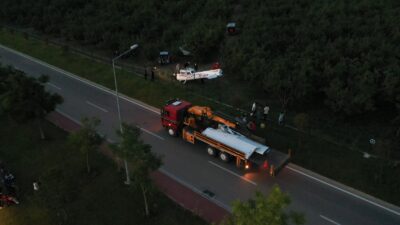 Bursa’da meyve bahçesine acil iniş yapan uçak vinçle kaldırıldı