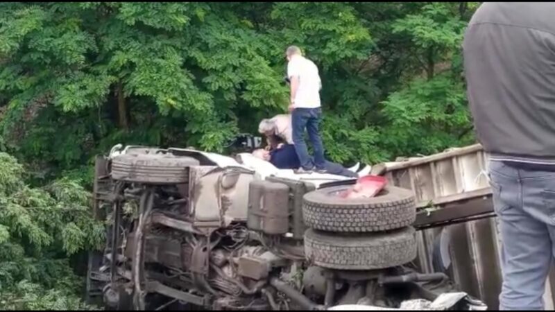 Bursa’da feci kaza! Virajı alamayınca… Bursa’da virajı alamayan kamyon şarampole yuvarlandı.