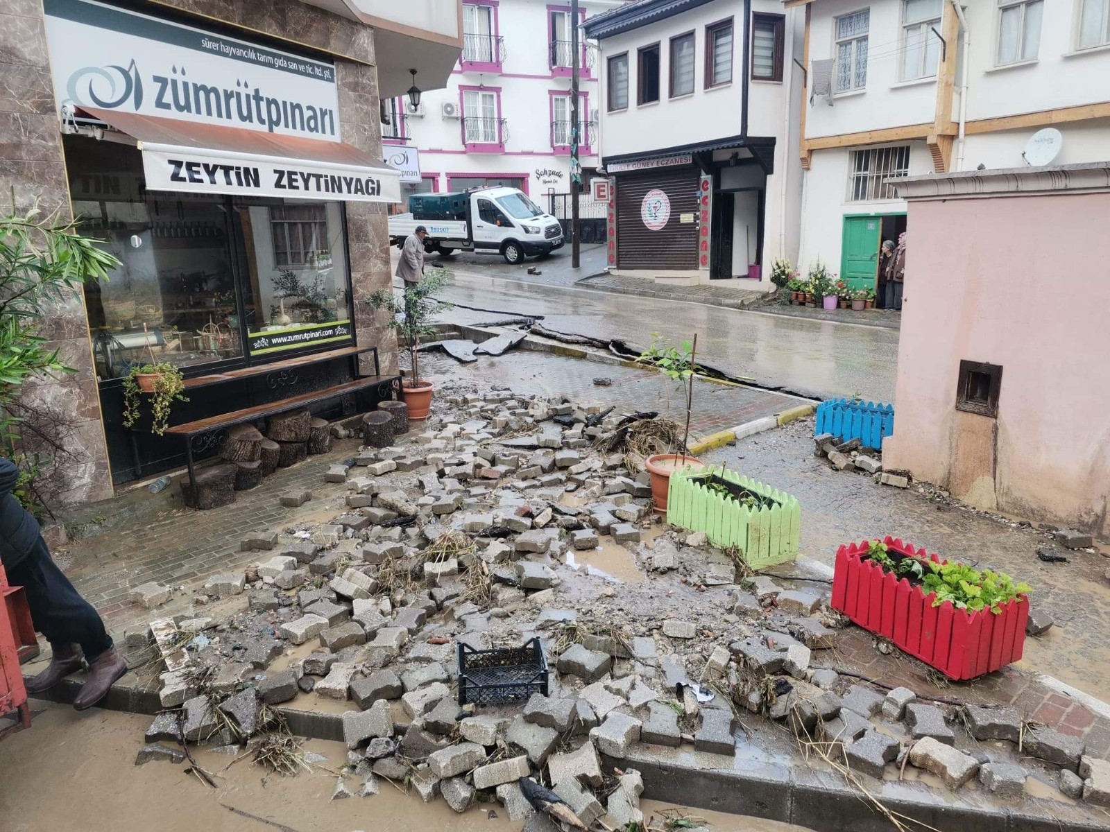 Gemlik ve Mudanya sele teslim