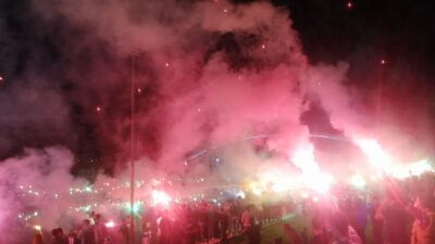 Bursaspor taraftarından meşaleli kutlama