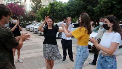 18 yıllık eşinden boşandı! Davul zurnayla kutladı