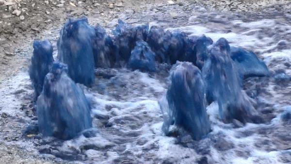 Rögarlardan yine mavi su fışkırdı Rögarlardan yine mavi su fışkırdı