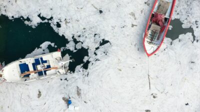 Sahili beton gibi kapladı