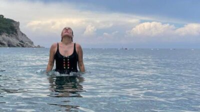 Buse Varol’dan peş peşe mayolu pozlar