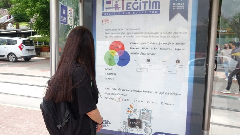 Bursa’da otobüs duraklarına asılan ders notları, öğrencilere otobüs beklerken ders