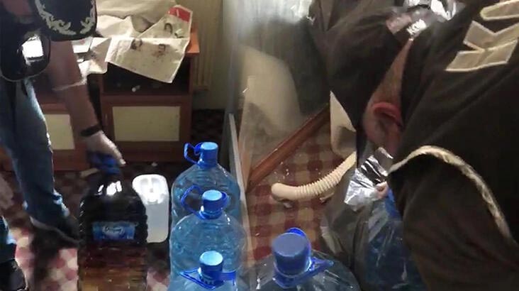Otel odasını sahte içki imalathanesine dönüştürdüler!