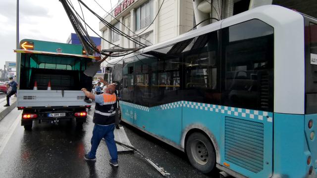 Üstgeçitteki kablolar halk otobüsünün üzerine düştü