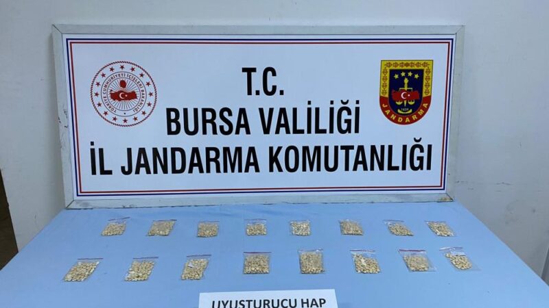 Bursa’da yakalandı! Poşetlerden 857 adet çıktı… Bursa'da yapılan uyuşturucu operasyonunda gözaltına alınan 2 kişiden biri tutuklandı.