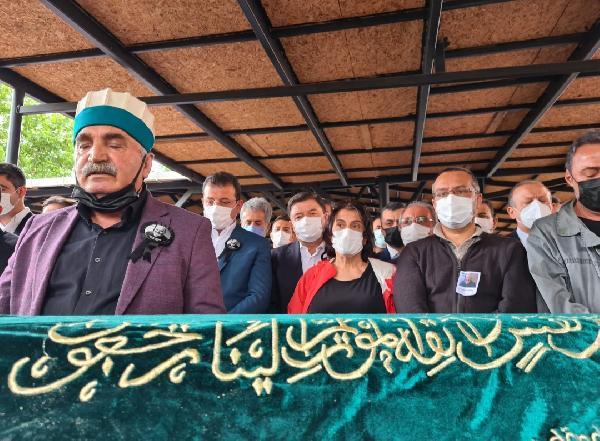 Müzik dünyasının efsane ismi son yolculuğuna uğurlandı! Ünlü isimler cenazeye akın etti