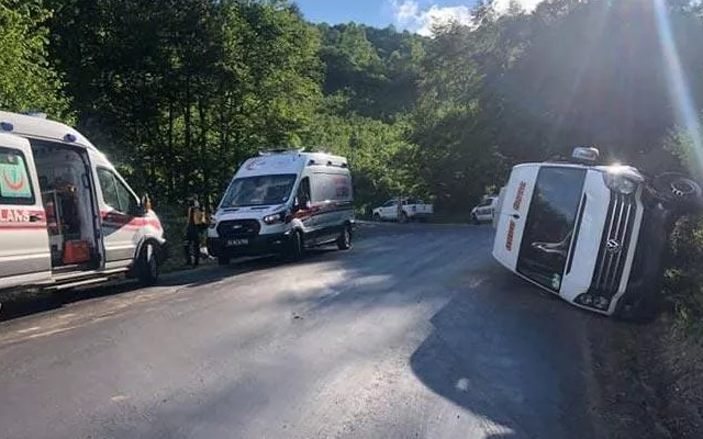 Geziden dönenleri taşıyan minibüs devrildi! Yaralılar var