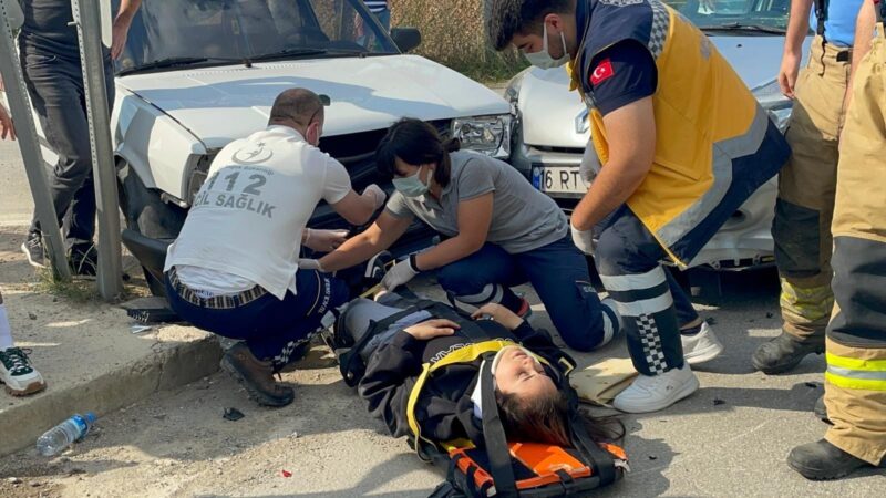 Bursa’da feci kaza: Yaralılar var… Bursa’nın İznik ilçesinde otomobil ile motosikletin çarpışması sonucu iki genç