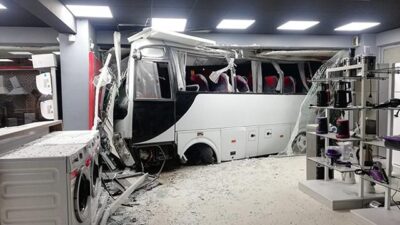 İşçi servisi mağazaya girdi: 12 yaralı