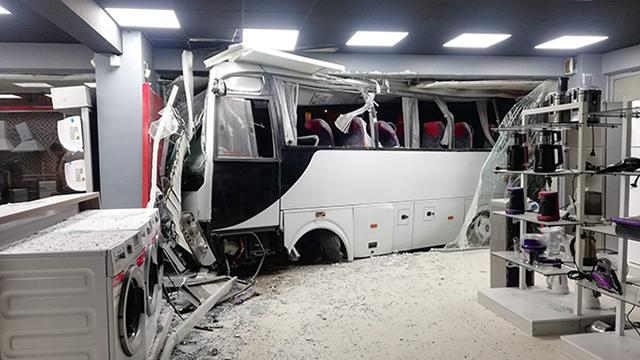 İşçi servisi mağazaya girdi: 12 yaralı