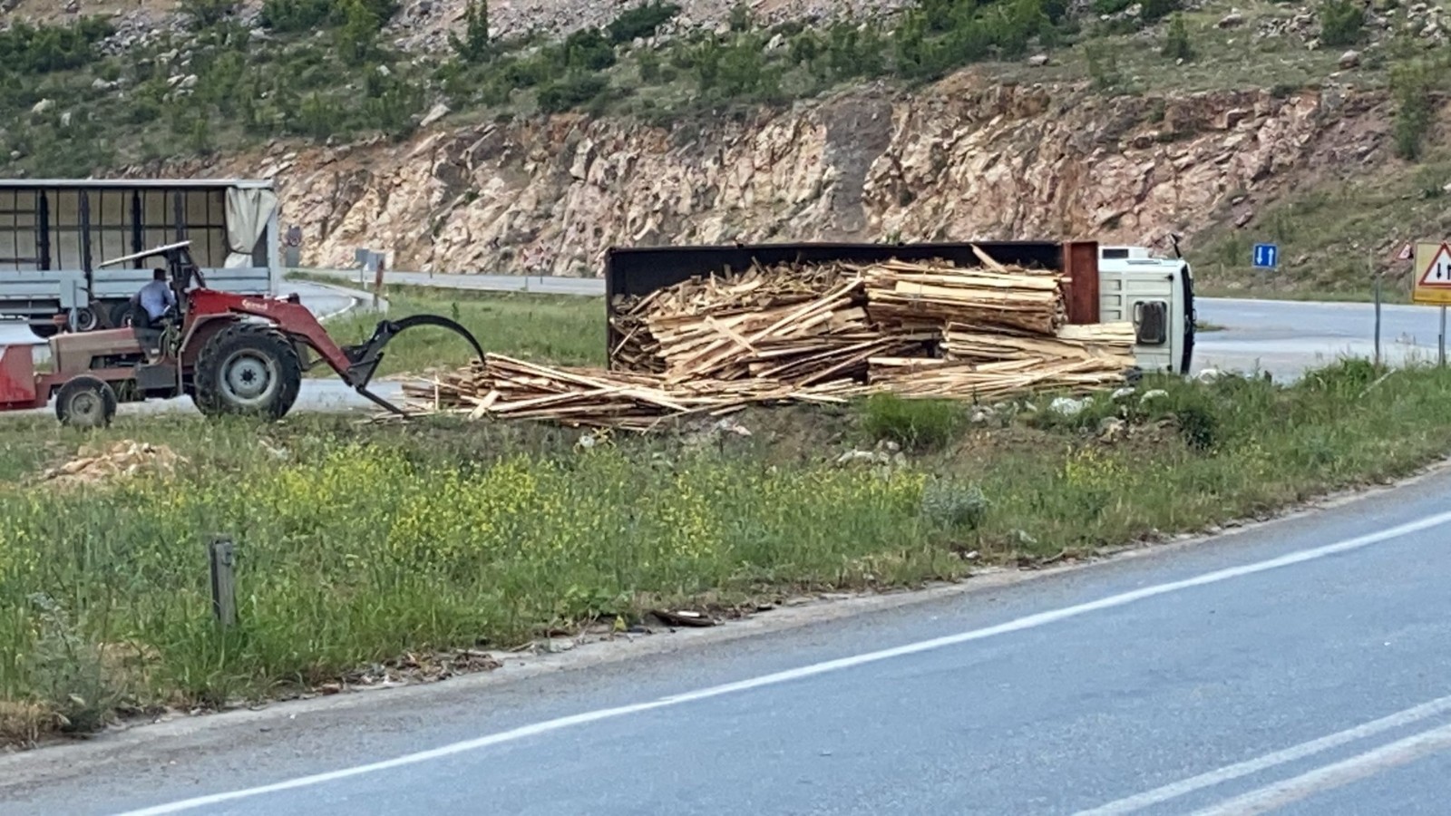 Bursa’da kamyon devrildi