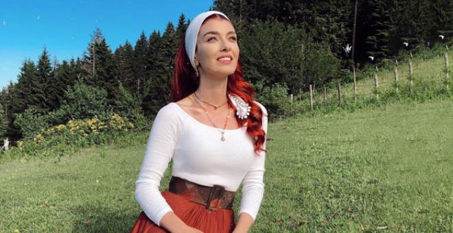 Aslıhan Güner sahilde sere serpe güneşlendi