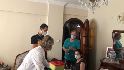 Bursa’da mobil aşı ekipleri engelli kişi ve bakıcılarını evinde aşılıyor