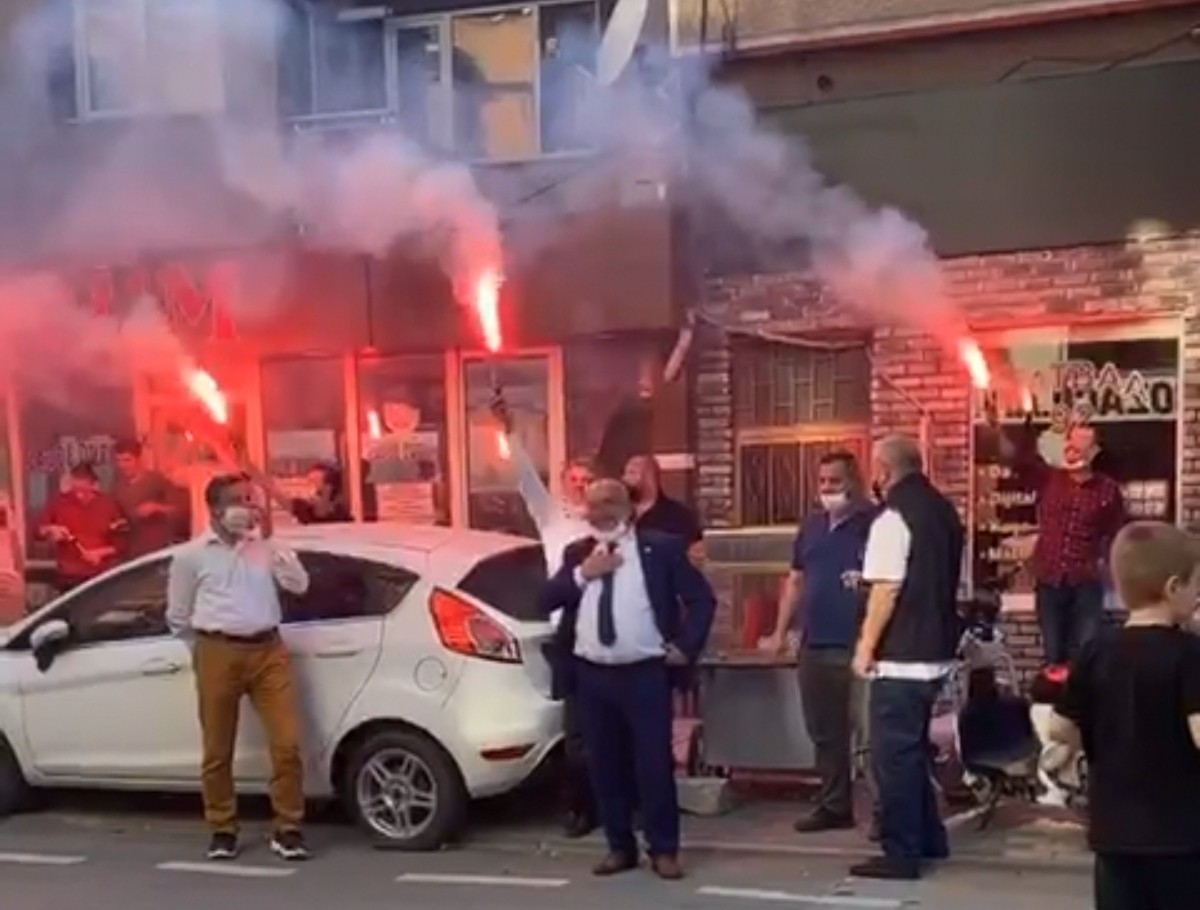 Yer: Bursa… Muhtar seçilince çiftetelli oynadı