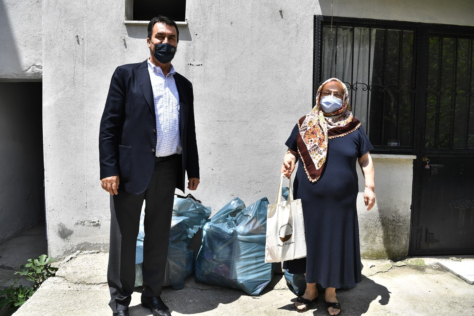 Dündar’dan çevre dostlarına hediyeler