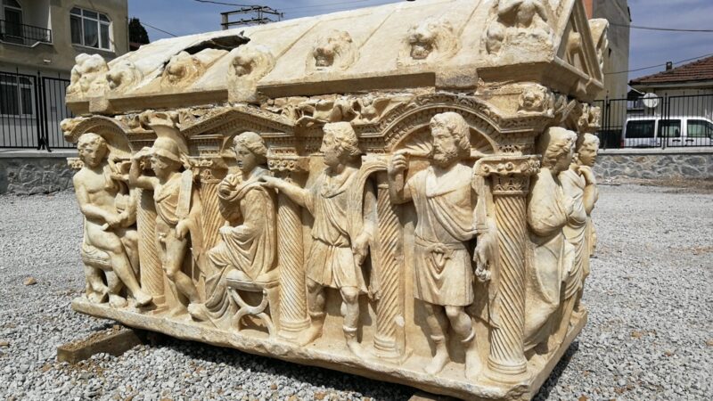 Bursa’da bu mezarlar sanat eserlerini aratmıyor Bursa’nin İznik ilçesinde müzede teşhir edilen lahitler sanat eserini aratmıyor.