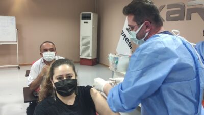 Bursa’da üretim durmuyor, sağlık görevlileri çalışanları işyerinde aşılıyor