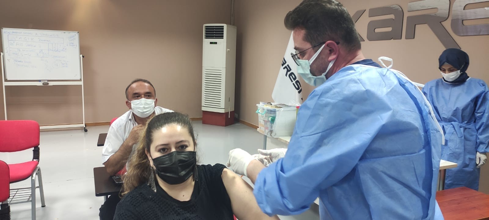 Bursa’da üretim durmuyor, sağlık görevlileri çalışanları işyerinde aşılıyor Bursa’da üretim durmuyor, sağlık görevlileri çalışanları işyerinde aşılıyor