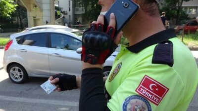 Bursa’da sınava giderken kimliklerini düşüren öğrencileri polis kurtardı