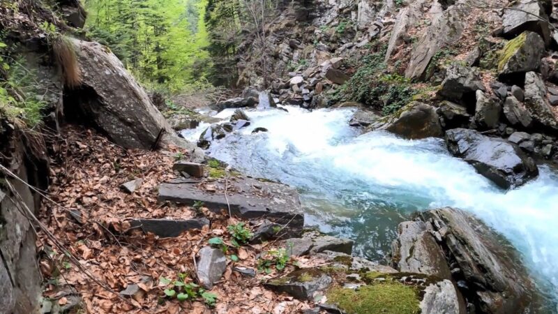 Bursa’da tozluyan şelalesi büyülüyor Bursa’nın Kestel ilçesine bağlı Derekızık köyünde Gölçukuru yaylasında karlar erirken