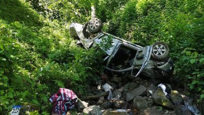 Kamyonet uçuruma yuvarlandı: 2 ölü, 1 yaralı