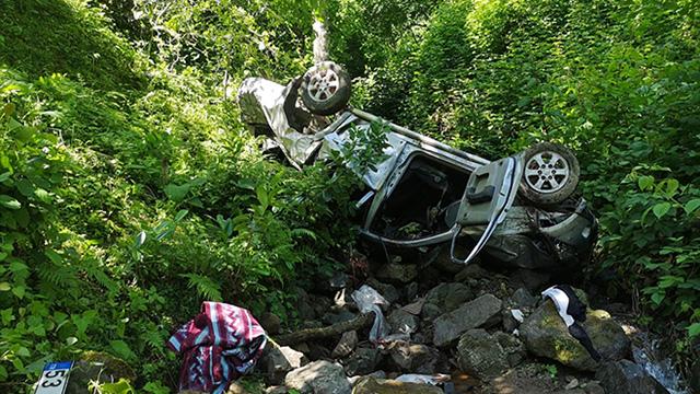 Kamyonet uçuruma yuvarlandı: 2 ölü, 1 yaralı