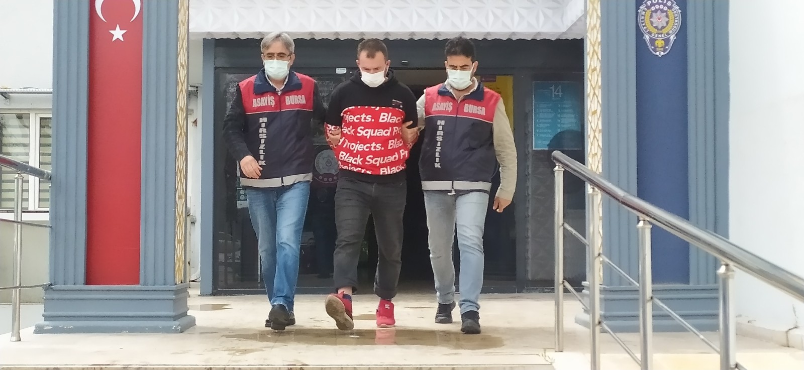 Bursa’da sabah dükkan akşam banka soymuştu, tutuklandı