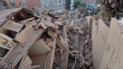 9 katlı boş bina çöktü