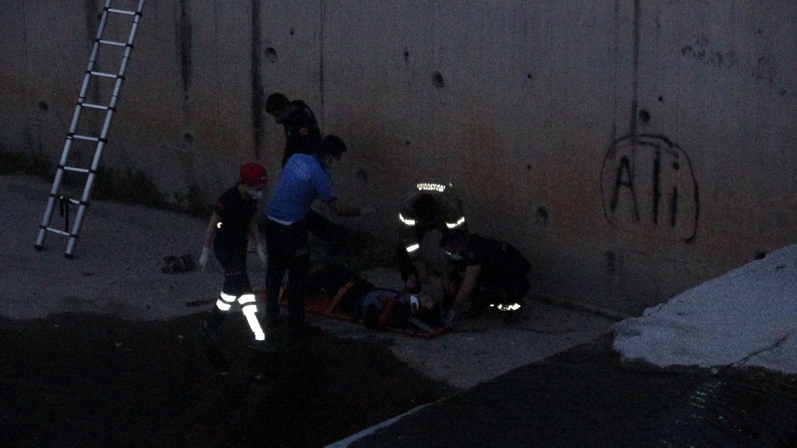 Bursa’da serinlemek için girdiği derede mahsur kaldı