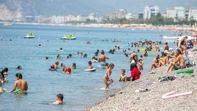 Antalya’da bunaltan sıcaklar! Termometreler 41 dereceyi gördü