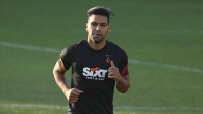 Galatasaray'da Kolombiyalı golcü Radamel Falcao'nun koronavirüs testinin pozitif çıktığı açıklandı.