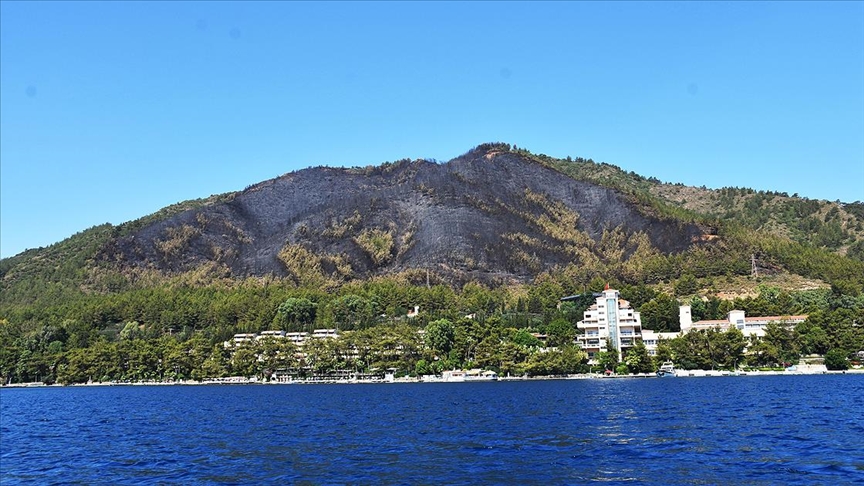 Marmaris’te yanan ormanlık alan denizden görüntülendi