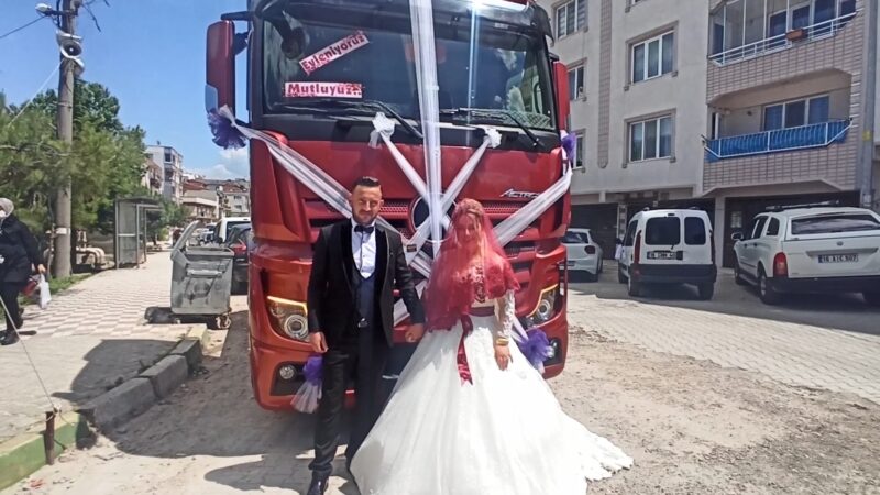 Bursa’da TIR, gelin aracı oldu Bursa'da TIR şoförü Selçuk Çiçek (29), gelin Gülşah Yunusoğlu'nu (26)