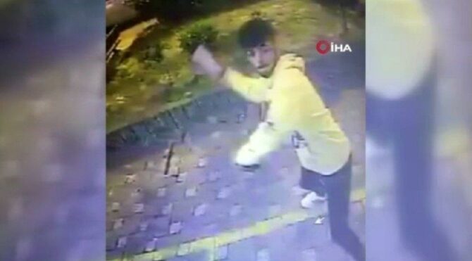 Kartı sıkışınca ATM’ye saldırdı