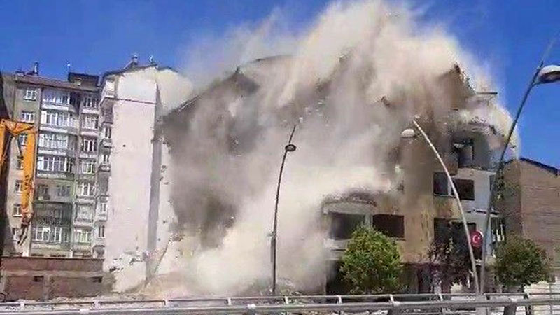 8 katlı bina korna sesi ile yıkıldı