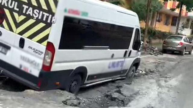 Yağmur yağdı, yol çöktü