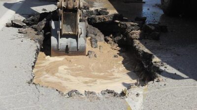Su borusu patladı, yol çöktü