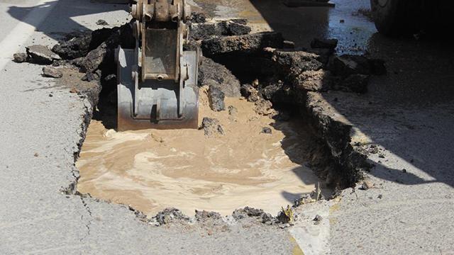 Su borusu patladı, yol çöktü
