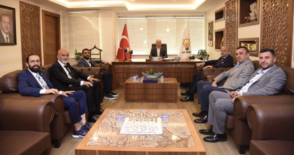 Bursaspor’un yeni yönetiminden AK Parti İl Başkanlığı’na ziyaret Bursaspor’un yeni yönetiminden AK Parti İl Başkanlığı’na ziyaret